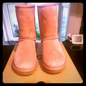 UGG Classic Short ll Genuine Shearling Lined Boot Size 5 Pink New With Box